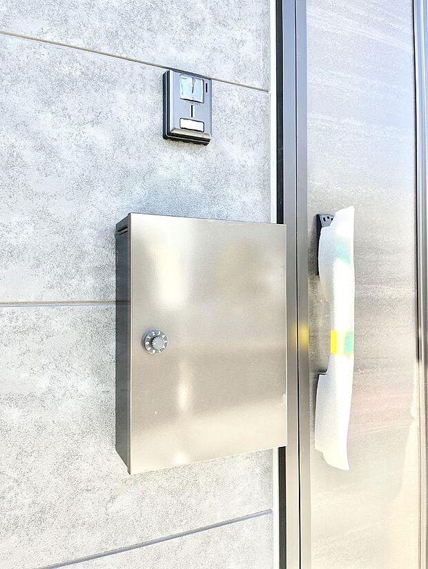 シンプルデザインのポスト。