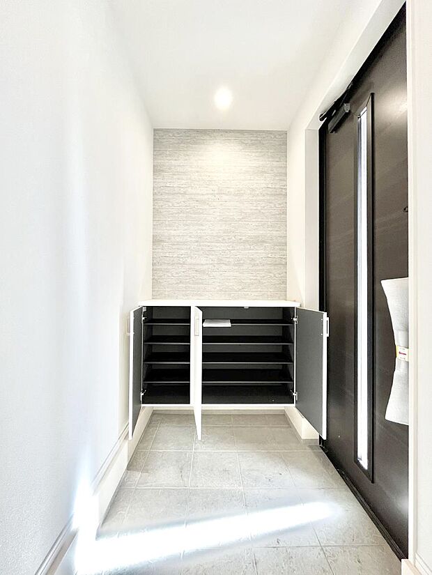 たっぷり収納できるシューズボックスで家族全員の靴も、玄関すっきり。  