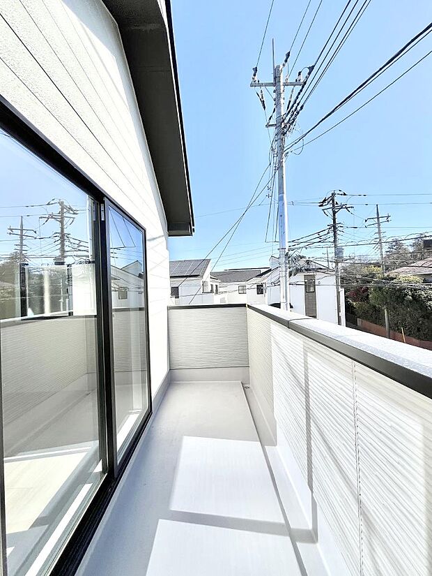 南向きのバルコニー！ご家族の洗濯物はもちろん、お布団もたっぷり干せます！