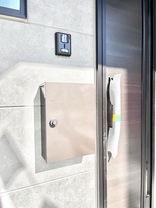 シンプルデザインのポスト。