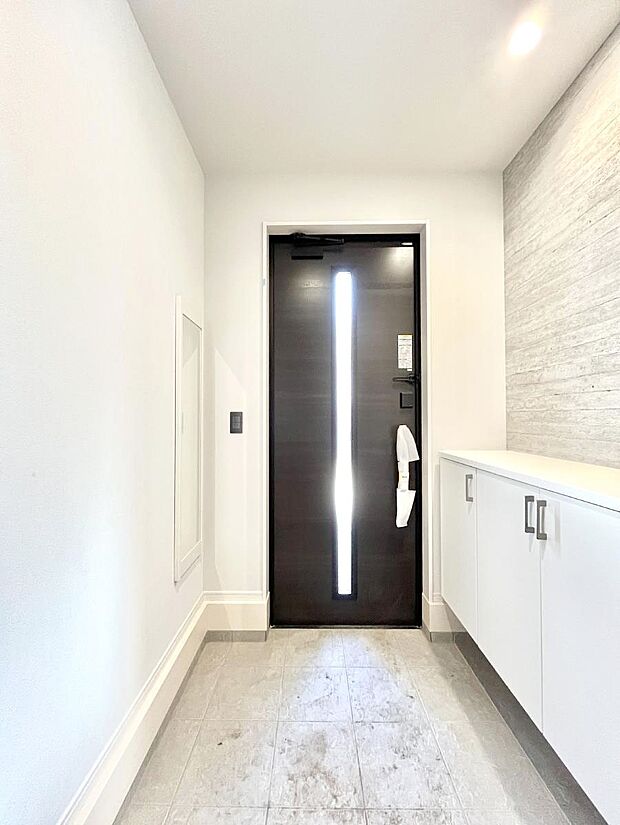 明るい玄関はお客様をお出迎えするのにぴったりです！ 