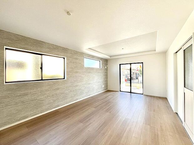 明るい陽光が注ぎ、寛ぎの雰囲気に満たされるリビング・ダイニング。 