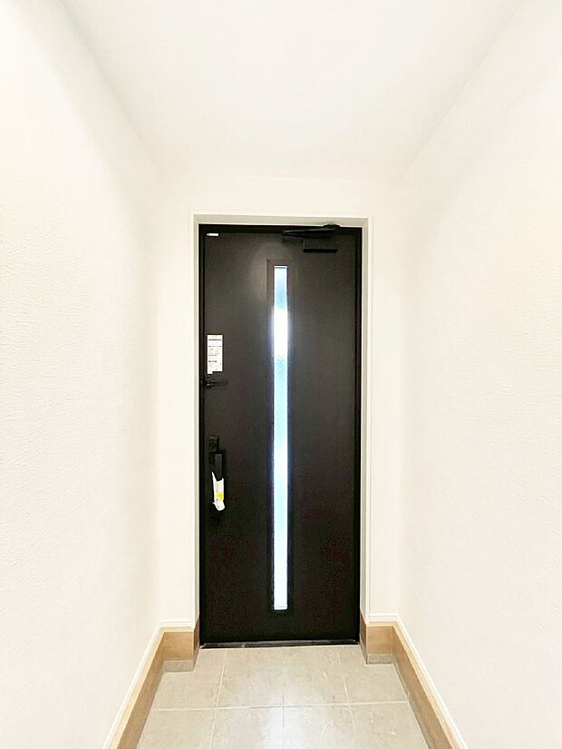 玄関ドアにスリッドラインが入っているので光の演出をしてくれます！