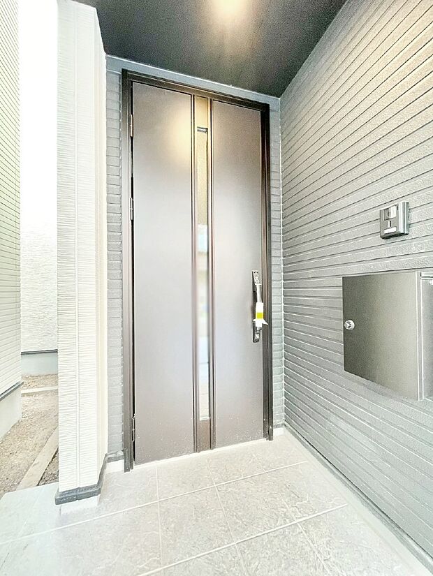 玄関前は雨が降っても濡れにくい屋根付き