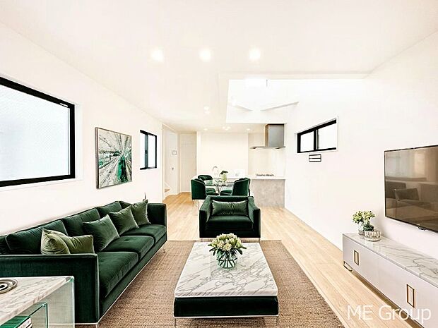 空間を演出する吹き抜けを採用。居心地の良さにこだわったリビング　※家具はCGです