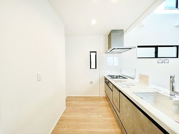 爽やかな風が通り抜けるキッチン。窓があるので明るく換気にも役立ちます。