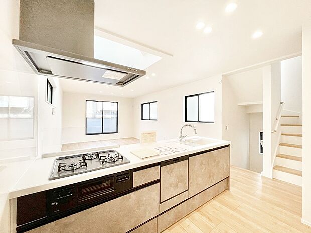 カウンター越しに楽しいおしゃべり。いつものお料理がもっと美味しくなりそうですね。