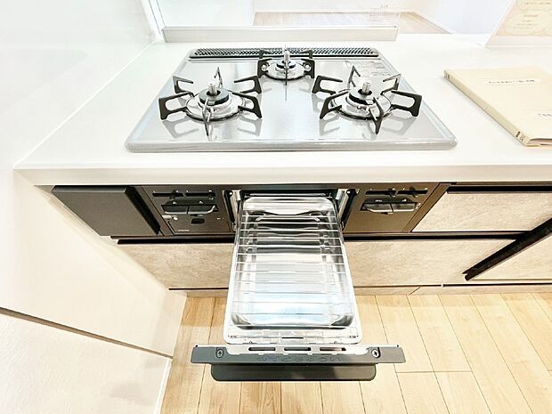 ガスコンロはＳｉセンサー搭載。火力調節や焦げ付き・消し忘れも防いでくれます。