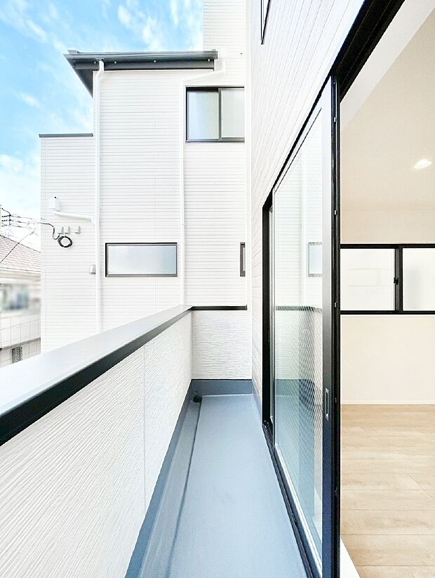 ゆったりバルコニーだから沢山お洗濯ものを干せます。