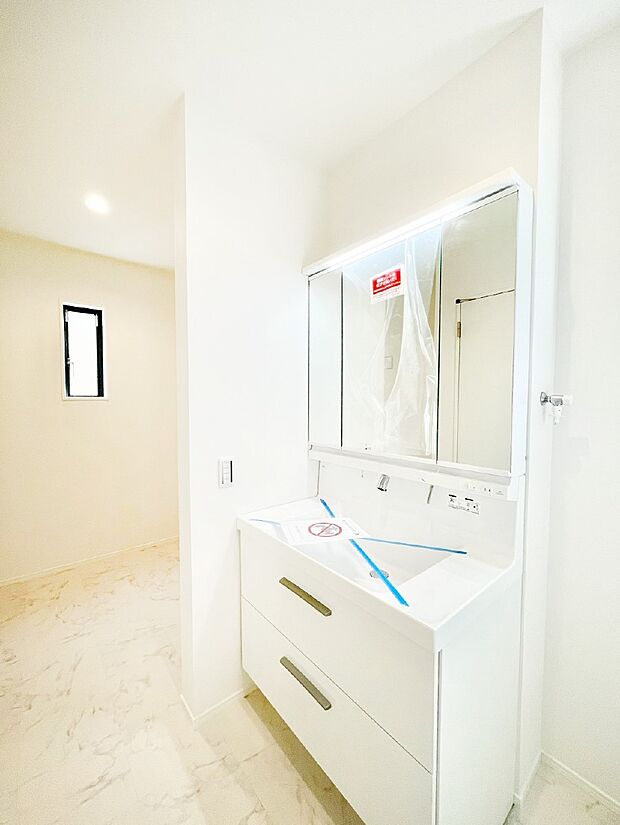 リネン庫付きの洗面室。タオルや洗剤のストック置き場としてお使い頂けます。