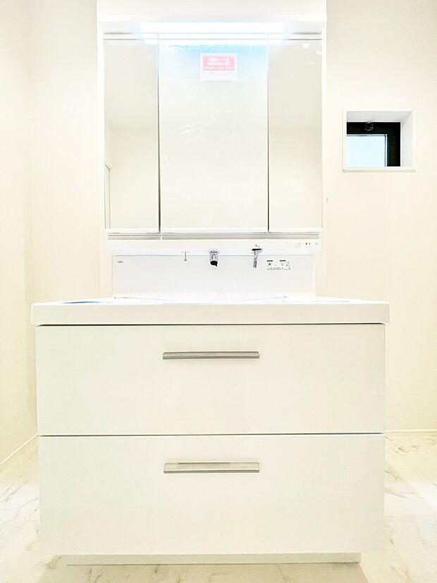 スタイリングに便利な三面鏡、ミラーキャビネットで細かい物スッキリ