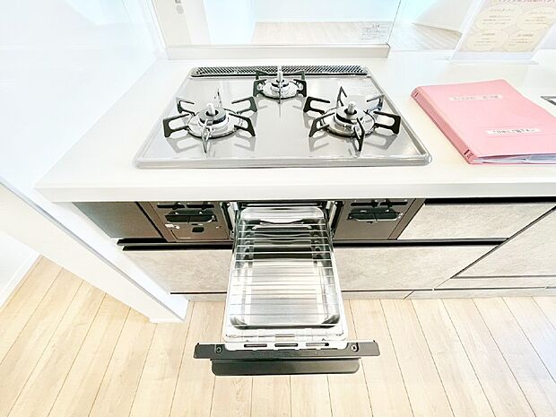 ガスコンロはＳｉセンサー搭載。火力調節や焦げ付き・消し忘れも防いでくれます。