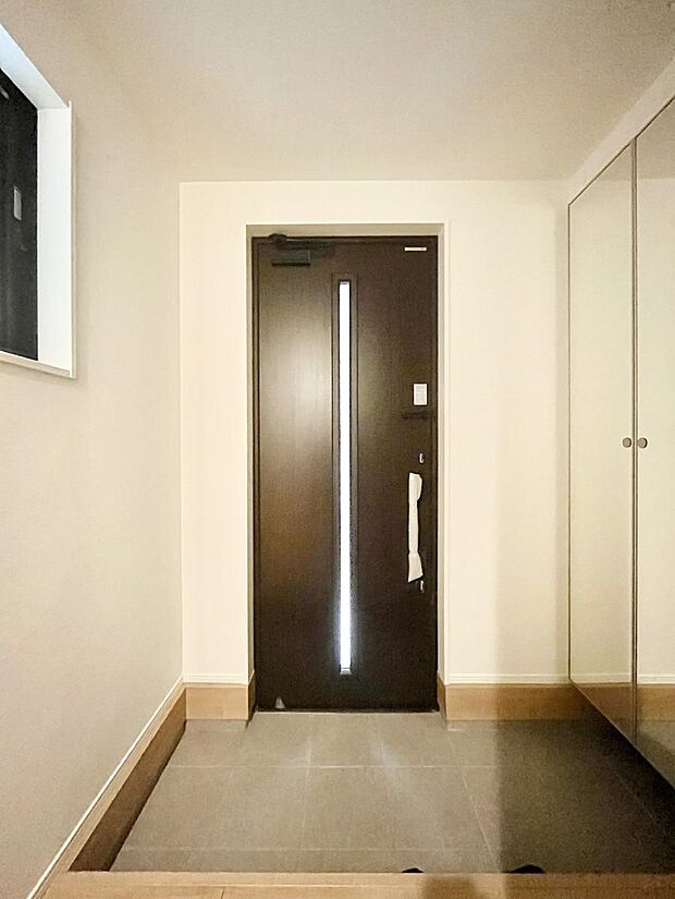 ミラー付きシューズボックスはお出かけ前の身だしなみチェックに便利 