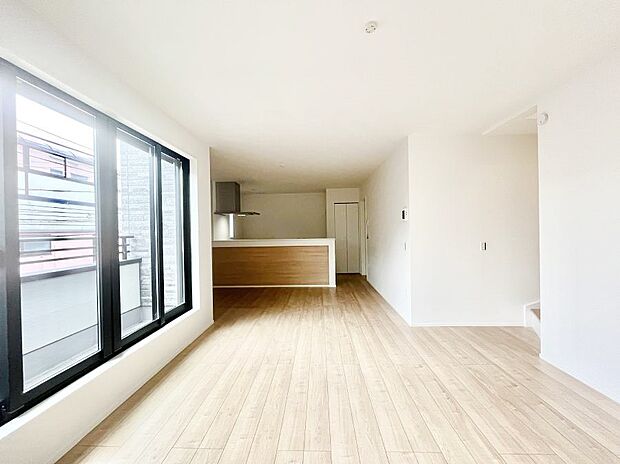 明るい陽光が注ぎ、寛ぎの雰囲気に満たされるリビング・ダイニング。  