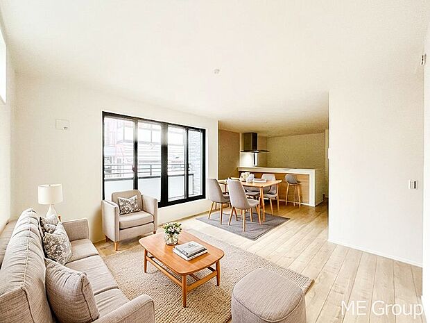 ご家族の賑やかな話し声で包まれる明るいリビング ※家具はCGです