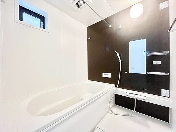 一日の疲れを癒してくれる明るい清潔感のあるバスルーム 