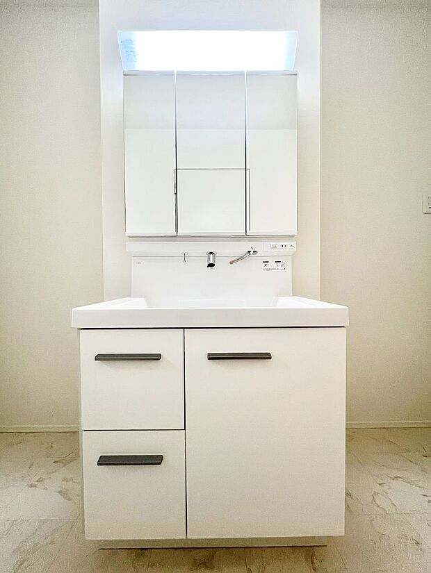 収納力と機能性に優れた洗面化粧台