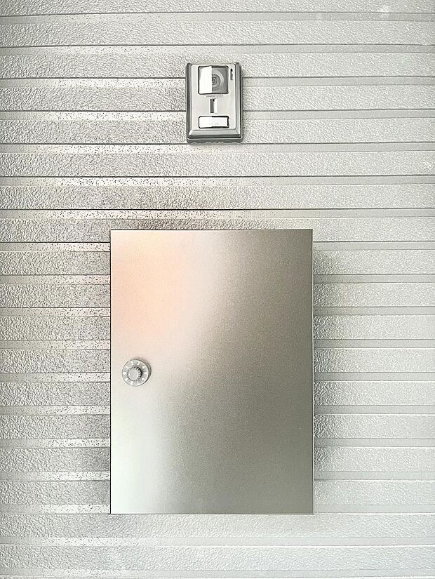 シンプルデザインのポスト。 