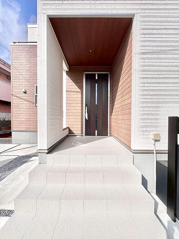 大切な家族、来客を出迎える玄関。