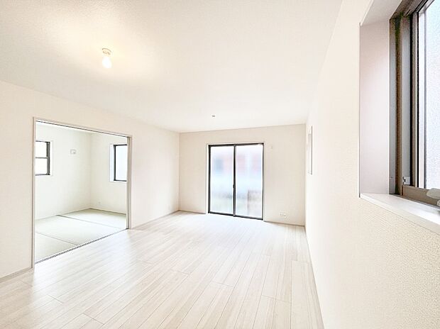 明るい陽光が注ぎ、寛ぎの雰囲気に満たされるリビングダイニング