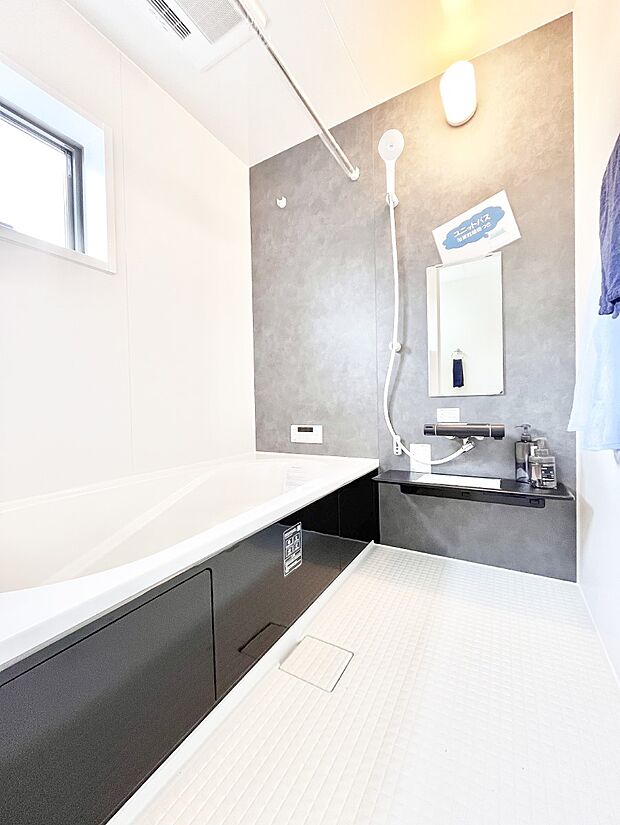 一日の疲れを癒してくれる明るい清潔感のあるバスルーム