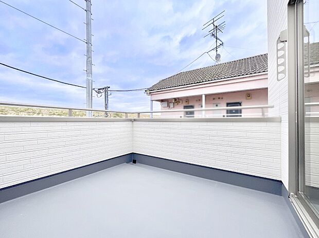 広々バルコニーでお洗濯物が気持ちよく乾きます。