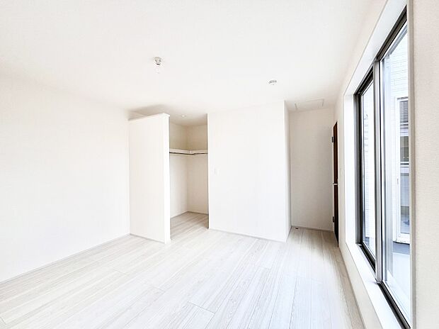 ウォークインクローゼットがあるお部屋!季節ごとの入れ替えも不要で便利です。