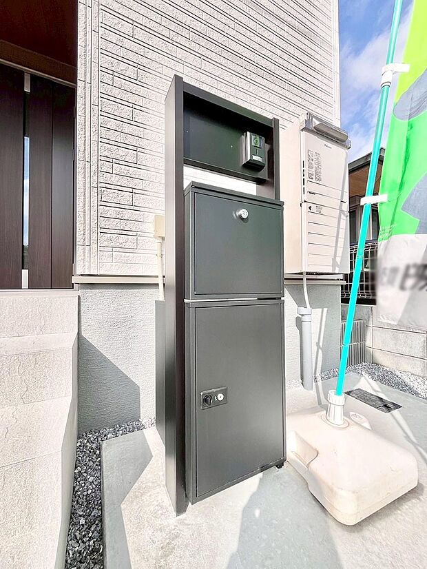 シンプルデザインのポスト。