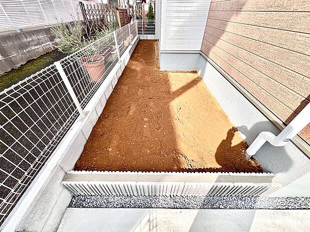 プランターを並べて季節のお花を楽しめるお庭付き。