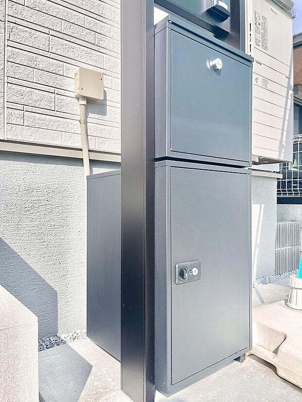 外観「宅配ボックス」 時間を気にせず宅配物をいつでも安全に受け取れます。