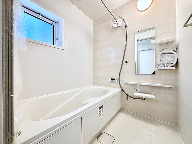 一日の疲れを癒してくれる明るい清潔感のあるバスルーム