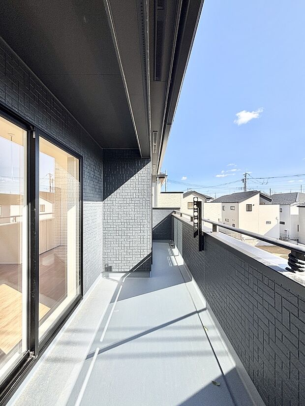 ゆったりバルコニーだから沢山お洗濯ものを干せます。