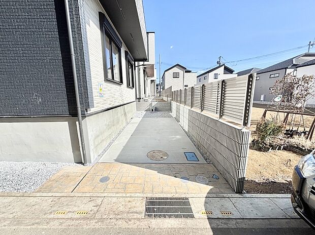 2台駐車可!ご家族みんなの自転車も置ける広々カースペース。