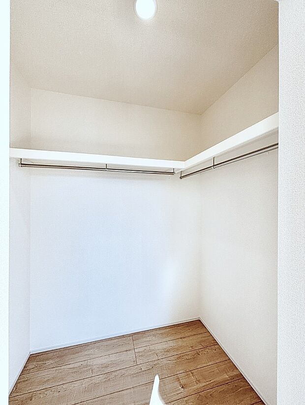 衣類をハンガーに掛けたまま収納できるWIC。衣類の整理整頓がしやすくて便利です!