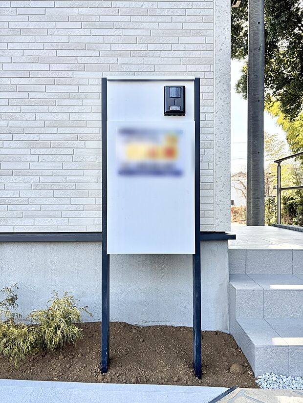 表札・インターホン・ポストをひとつに集約。エントランスになじむシンプルデザイン。