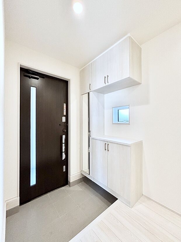 飾り棚を利用して、お越しいただくお客様をおもてなしできます。