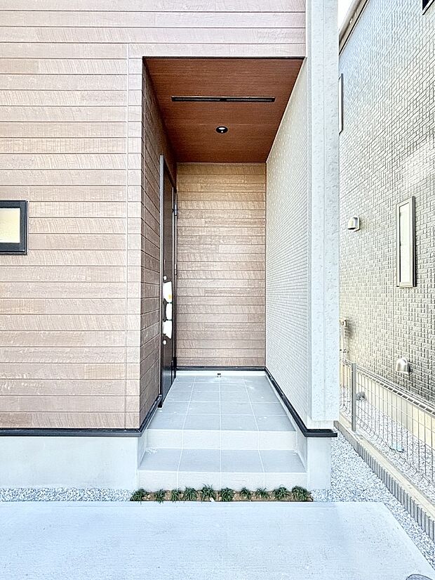 玄関前は雨が降っても濡れにくい屋根付き