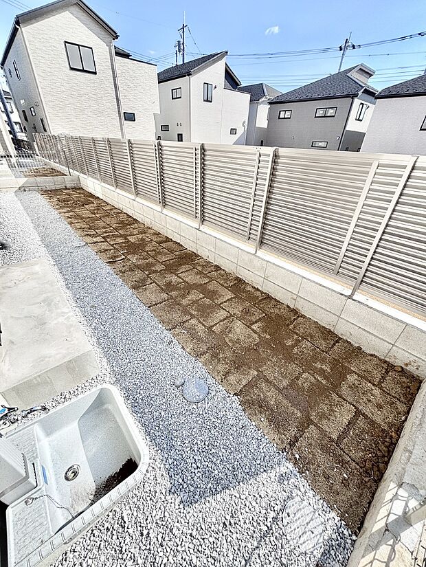 ガーデニングや家庭菜園も楽しめるお庭付き。