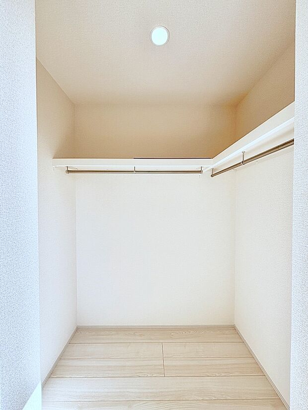 ウォークインクローゼットの活用で生活空間スッキリ