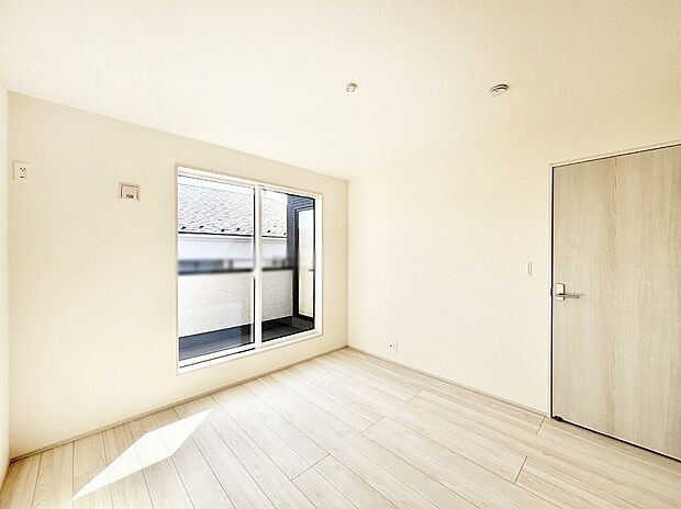 バルコニーが明るさと開放感を演出！朝スッキリと目覚められそうですね！