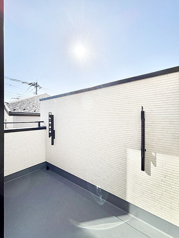 ゆったりバルコニーだから沢山お洗濯ものを干せます。