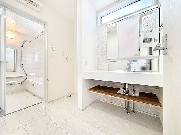 清潔感ある洗面化粧室で朝の身支度も快適