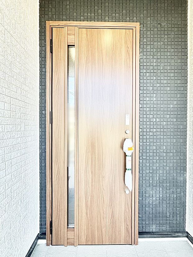 玄関前は雨が降っても濡れにくい屋根付き