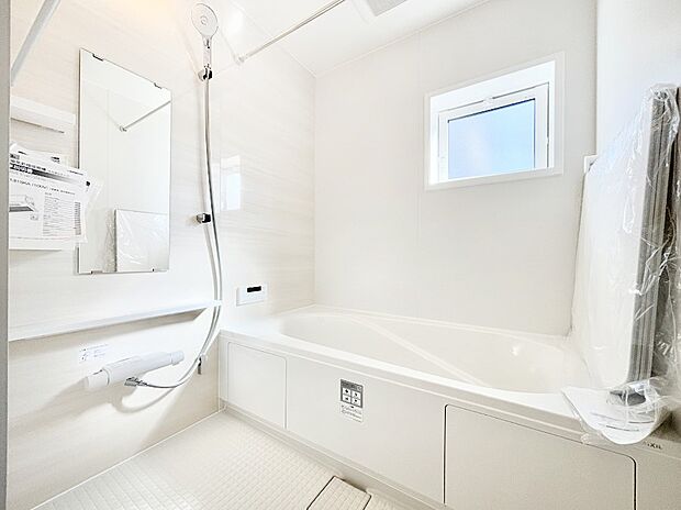 一日の疲れを癒してくれる明るい清潔感のあるバスルーム