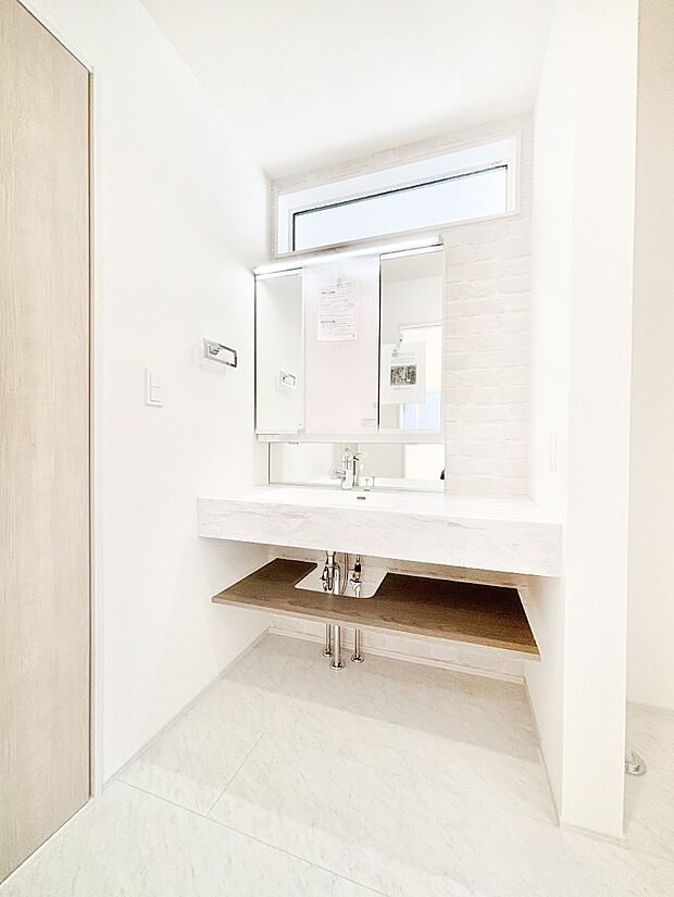 収納力と機能性に優れたお手入れラクラク洗面化粧台