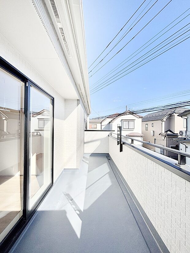 暖かな陽光が降り注ぐバルコニーはお洗濯におすすめ。爽やかな風も心地よいです。