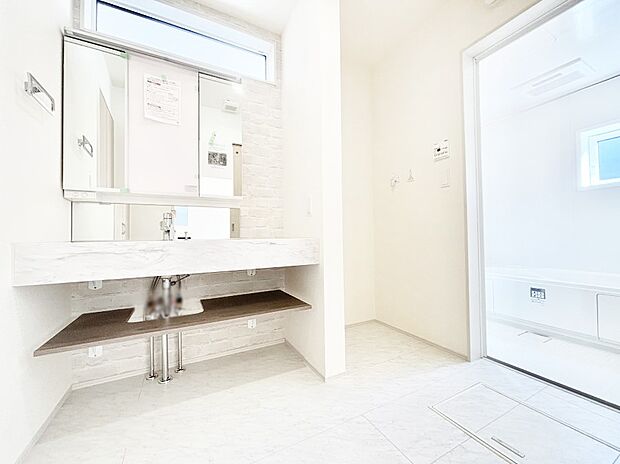 清潔感ある洗面化粧室で朝の身支度も快適