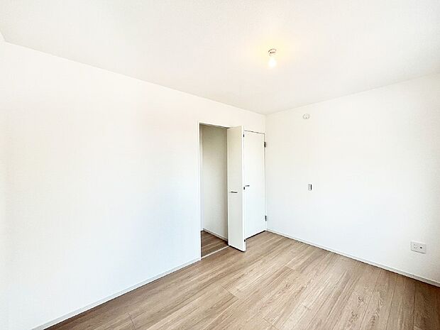 お子さまのお部屋としても！衣類の整理整頓に便利なクローゼット付きの洋室。