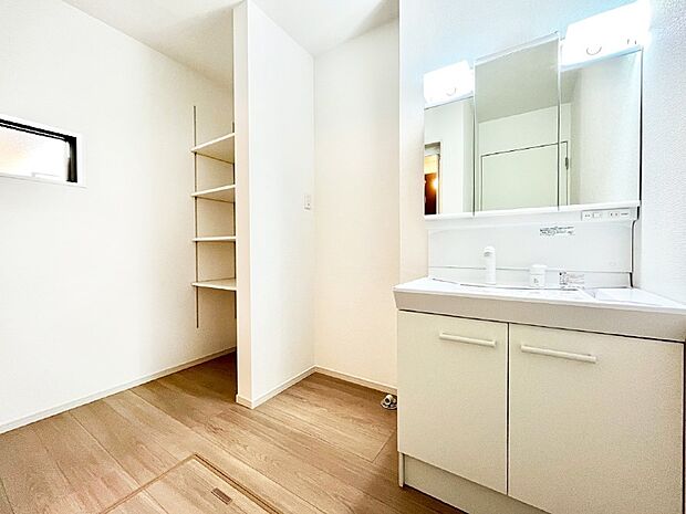 ゆとりの洗面スペースで朝の身支度もラクラク  