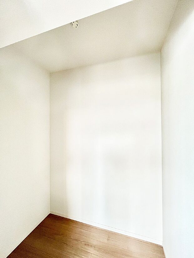 ウォークインクローゼット付きで生活空間を広く利用できます。